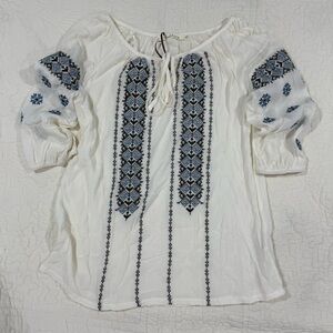 Solitaire Women’s cream Blue tonic tops with embroidered Size L 100% Rayon